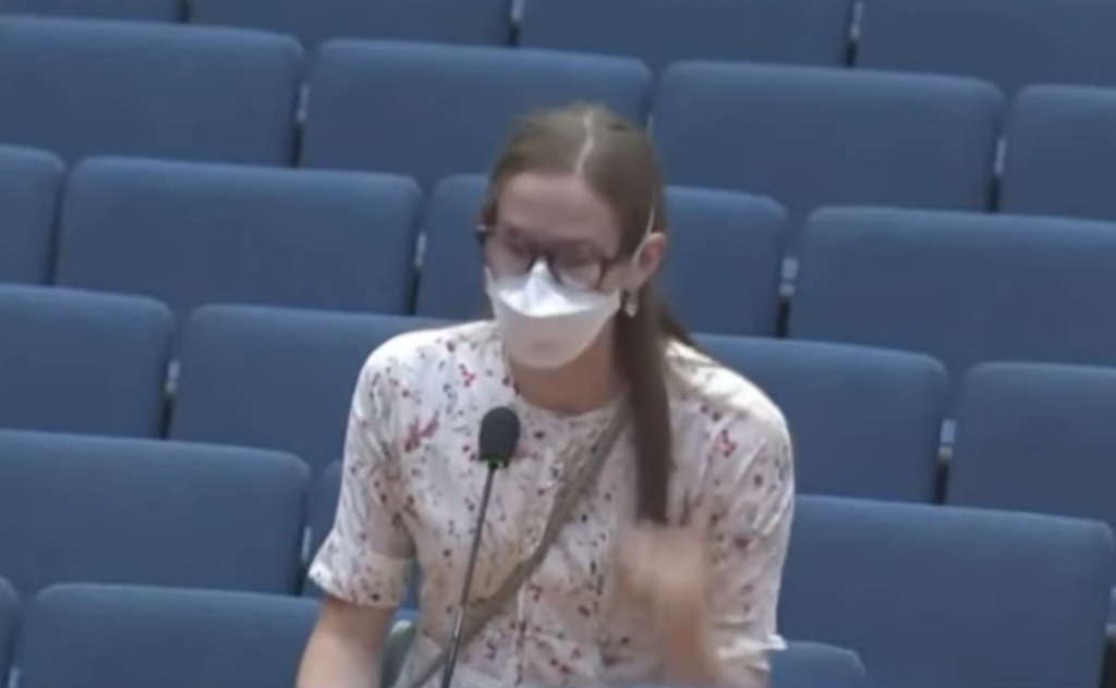 The eldest daughter of Jennifer Garner and Ben Affleck, Violet Affleck, has spoken out against the proposed mask ban in Los Angeles. In May of this year, Affleck graduated from high school. Following that, the 18-year-old gave a speech during a meeting earlier this week to the Los Angeles County Board of Supervisors.